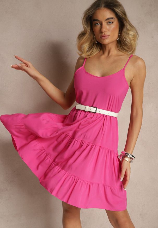 Renee - Fuksjowa Bawełniana Sukienka na Ramiączkach Ozdobiona Falbanami Lilitte. Okazja: na co dzień. Kolor: różowy. Materiał: bawełna. Długość rękawa: na ramiączkach. Wzór: aplikacja. Styl: casual