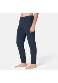 DOMYOS - Spodnie dresowe męskie Nyamba Gym & Pilates 100. Kolor: niebieski. Materiał: bawełna, materiał. Wzór: ze splotem. Sport: joga i pilates #1
