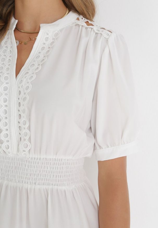 Born2be - Biała Rozkloszowana Sukienka Mini z Gumkami w Pasie z Koronkowymi Wstawkami Dalera. Kolor: biały. Materiał: koronka. Sezon: wiosna, lato. Długość: mini