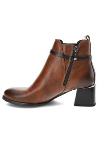 Brązowe Botki Armodo Eleganckie Obuwie Damskie Na Obcasie. Okazja: na co dzień, do pracy, na spotkanie biznesowe. Kolor: brązowy. Materiał: skóra. Obcas: na obcasie. Styl: elegancki. Wysokość obcasa: średni #5