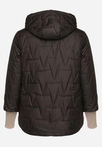 Born2be - Czarna Pikowana Kurtka o Prostym Kroju z Kapturem Tulorisa. Okazja: na co dzień, na spacer. Typ kołnierza: kaptur. Kolekcja: plus size. Kolor: czarny. Materiał: jeans. Wzór: aplikacja. Styl: klasyczny, casual, elegancki #3