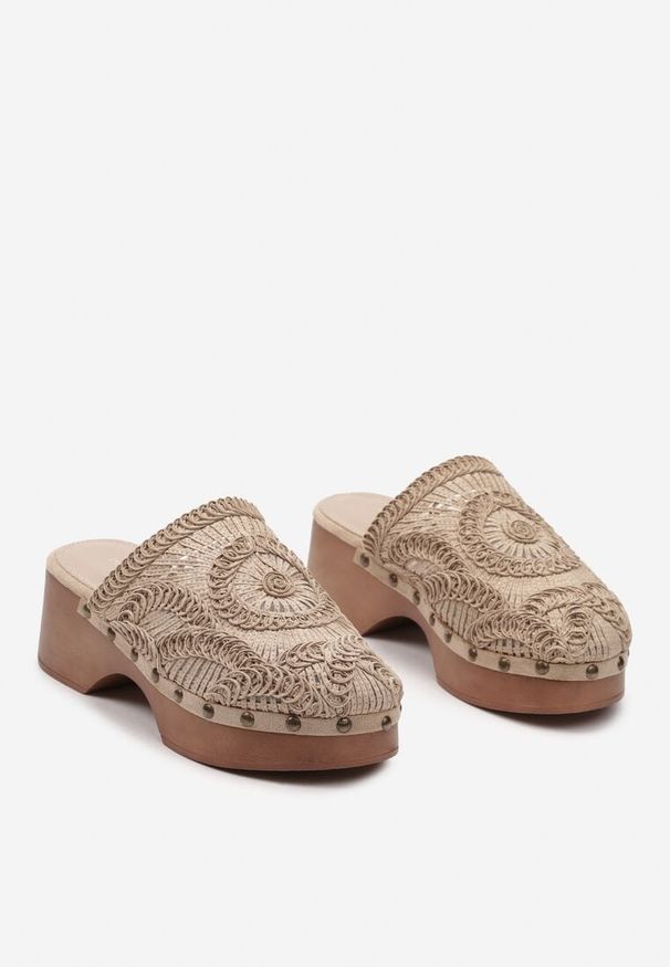 Born2be - Ciemnobeżowe Klapki w Stylu Chodaków na Platformie z Nitami i Plecionką Giadina. Kolor: beżowy. Materiał: len. Wzór: aplikacja. Sezon: lato. Obcas: na platformie. Wysokość obcasa: średni