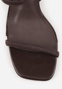 Born2be - Brązowe Sandały na Szpilce z Elastycznymi Paskami i Kwadratowym Noskiem Sarorin. Okazja: na wesele, na co dzień, na ślub cywilny. Zapięcie: pasek. Kolor: brązowy. Wzór: paski. Obcas: na szpilce. Styl: casual, elegancki. Wysokość obcasa: średni #4