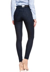 Wrangler - WRANGLER HIGH SKINNY BRUISED BLUE W27HHV32M. Okazja: na imprezę, do pracy, na uczelnię, na co dzień. Stan: podwyższony. Długość: długie. Wzór: kratka, aplikacja. Sezon: lato. Styl: wizytowy, klasyczny, casual