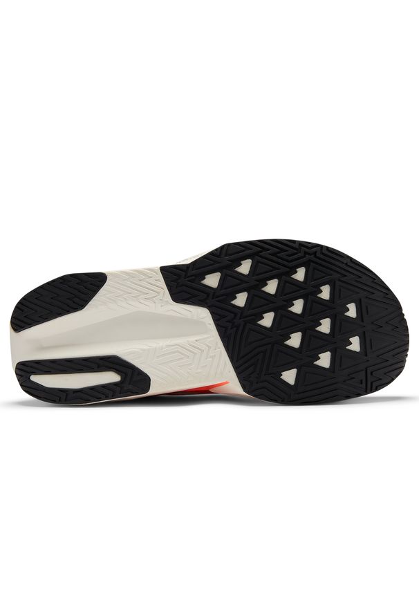 Buty męskie New Balance FuelCell Rebel v5 MFCX3L8 – pomarańczowe. Kolor: pomarańczowy. Materiał: syntetyk, materiał, guma. Szerokość cholewki: normalna. Wzór: geometria. Sport: bieganie, fitness