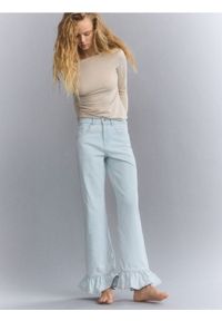 Reserved - Jeansy wide leg z falbankami - niebieski. Kolor: niebieski