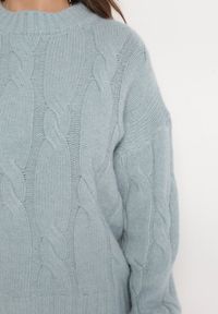 Born2be - Jasnoniebieski Sweter w Warkoczykowy Splot Biggesa. Kolor: niebieski. Długość rękawa: długi rękaw. Długość: długie. Wzór: ze splotem. Styl: klasyczny #4