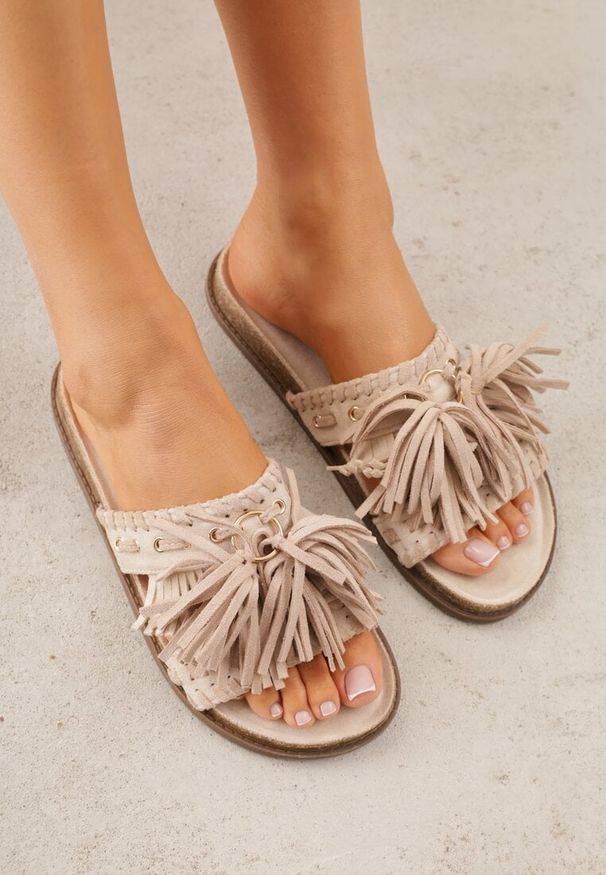 Renee - Beżowe Klapki Boho z Ozdobnymi Frędzlami Samsonitta. Okazja: na co dzień. Kolor: beżowy. Materiał: koronka. Wzór: aplikacja. Styl: boho