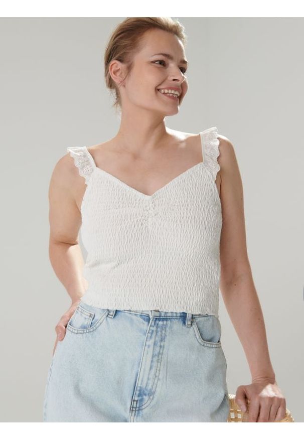 Sinsay - Crop top na ramiączkach - kremowy. Kolor: kremowy. Materiał: włókno, bawełna. Długość rękawa: na ramiączkach. Wzór: ażurowy