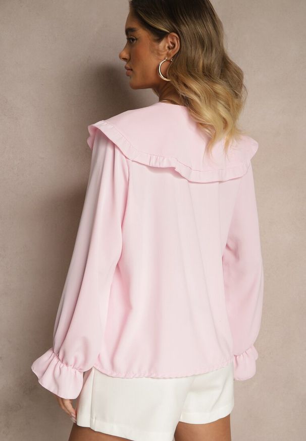 Renee - Różowa Koszula Ozdobiona Falbankami i Kołnierzykiem Evirana. Okazja: na co dzień. Typ kołnierza: kołnierz z falbankami. Kolor: różowy. Materiał: jeans. Długość rękawa: długi rękaw. Długość: długie. Wzór: aplikacja. Styl: casual, elegancki