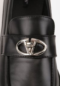 Renee - Czarne Mokasyny na Platformie Ozdobione Klamrą Kikilla. Okazja: na co dzień, na spotkanie biznesowe, do pracy. Zapięcie: klamry. Kolor: czarny. Wzór: aplikacja. Obcas: na platformie. Styl: casual, biznesowy, elegancki #6