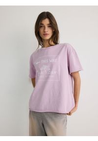 Reserved - T-shirt regular z nadrukiem - pastelowy róż. Kolor: różowy. Materiał: dzianina, bawełna. Wzór: nadruk