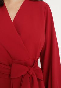 Born2be - Czerwona Rozkloszowana Sukienka z Kopertowym Dekoltem i Wszytym Wiązanym Paskiem Temithie. Okazja: na co dzień. Typ kołnierza: dekolt kopertowy. Kolor: czerwony. Materiał: jeans. Typ sukienki: kopertowe. Styl: casual, elegancki #3
