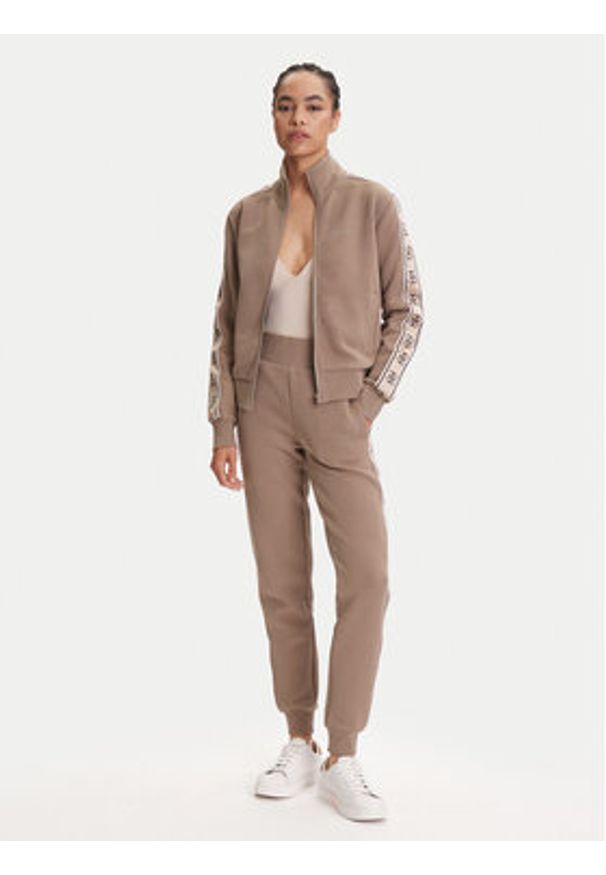 Guess Spodnie dresowe V2YB15 KB3P2 Brązowy Regular Fit. Kolor: brązowy. Materiał: bawełna