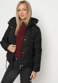 Born2be - Czarna Pikowana Kurtka z Kapturem i Bocznymi Zdobieniami Ollenea. Okazja: na spacer, na co dzień, na spotkanie biznesowe, do pracy. Typ kołnierza: kaptur. Kolor: czarny. Materiał: jeans. Wzór: aplikacja. Styl: casual, biznesowy, elegancki #2