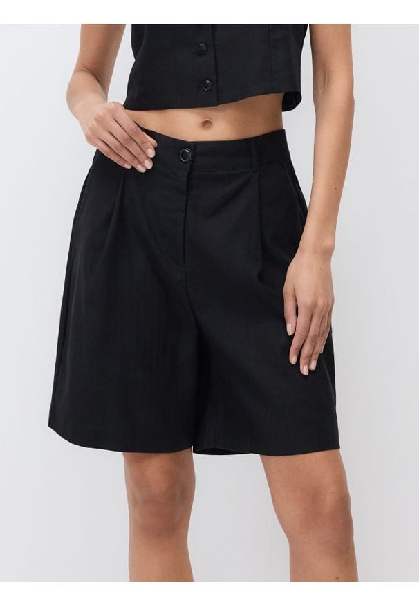 Reserved - Szorty bermudy z zakładkami - czarny. Kolor: czarny. Materiał: tkanina, len, wiskoza. Wzór: gładki