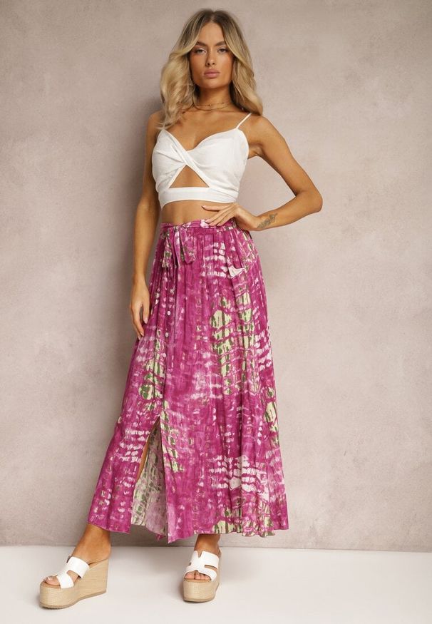 Renee - Ciemnofioletowa Rozkloszowana Spódnica z Wiskozy z Nieodpinanymi Ozdobnymi Guzikami Zafina. Okazja: na co dzień. Kolor: fioletowy. Materiał: wiskoza. Styl: elegancki, casual