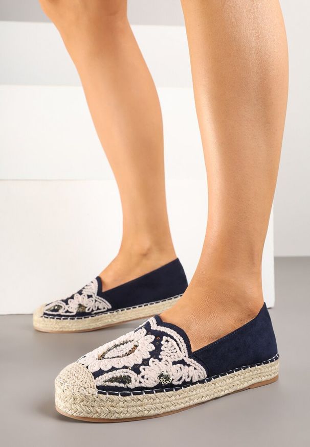Born2be - Granatowe Espadryle z Plecioną Podeszwą Cekinami i Haftem Merelitia. Okazja: na co dzień, na imprezę, na spacer. Kolor: niebieski. Wzór: haft. Sezon: lato. Styl: elegancki, casual