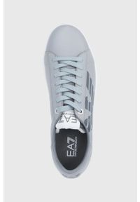 EA7 Emporio Armani Buty kolor srebrny na płaskiej podeszwie. Nosek buta: okrągły. Zapięcie: sznurówki. Kolor: srebrny. Materiał: guma. Obcas: na płaskiej podeszwie