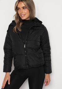 Born2be - Czarna Pikowana Kurtka z Kapturem Mivuna. Okazja: na co dzień. Typ kołnierza: kaptur. Kolor: czarny. Materiał: jeans. Długość: krótkie. Styl: casual #2