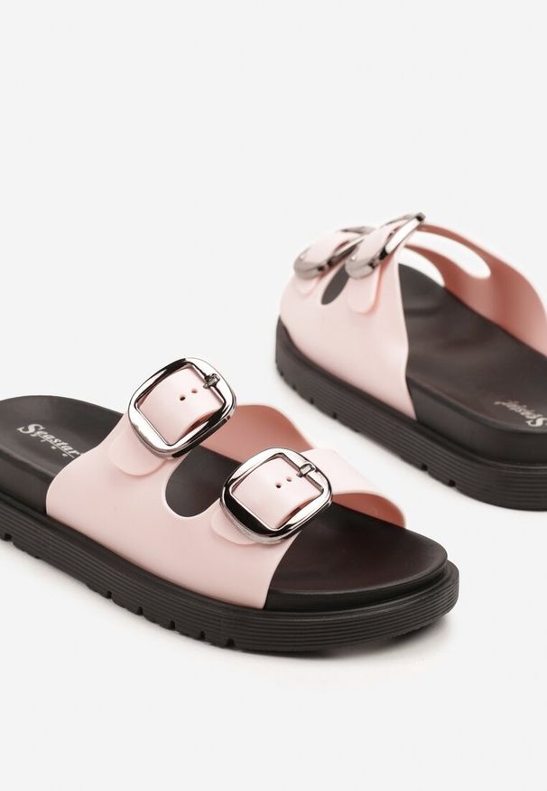 Renee - Różowe Klapki Ozdobione Klamrami i Dwoma Paskami Eravarella. Okazja: na co dzień. Kolor: różowy. Materiał: jeans. Wzór: aplikacja. Sezon: lato. Styl: elegancki, casual