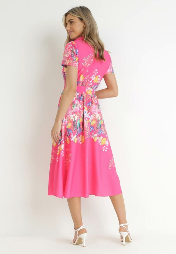 Born2be - Różowa Koszulowa Sukienka w Kwiaty z Paskiem Islaine. Kolor: różowy. Wzór: kwiaty. Typ sukienki: koszulowe. Długość: midi