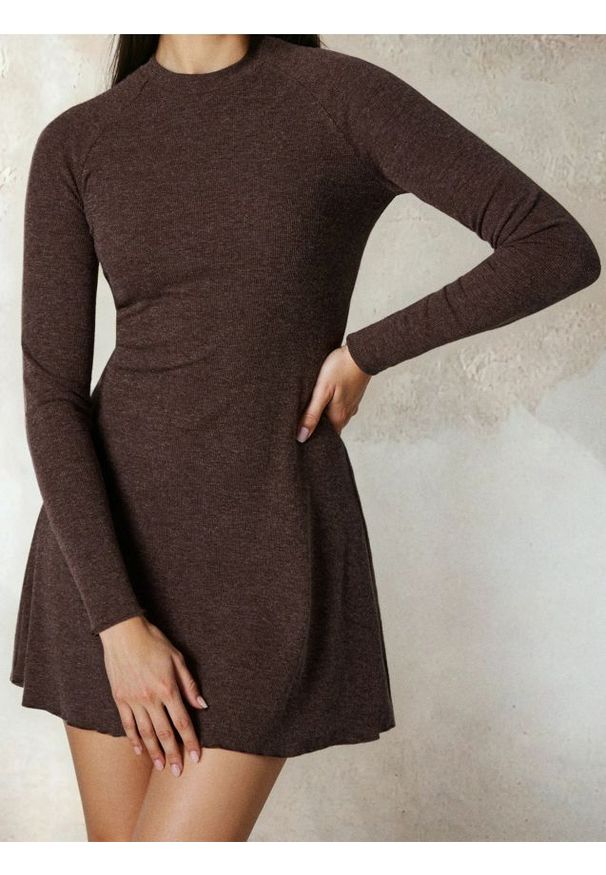 Sinsay - Prążkowana sukienka mini - brązowy. Kolor: brązowy. Materiał: prążkowany. Długość: mini