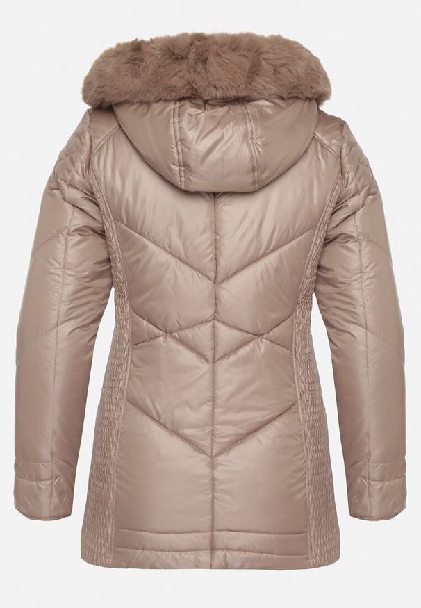 Born2be - Ciemnobeżowa Kurtka z Pikowanymi Przeszyciami i Kapturem z Futerkiem Vevea. Okazja: na spacer, na spotkanie biznesowe, do pracy, na co dzień. Kolekcja: plus size. Kolor: beżowy. Materiał: futro. Styl: elegancki, biznesowy, casual