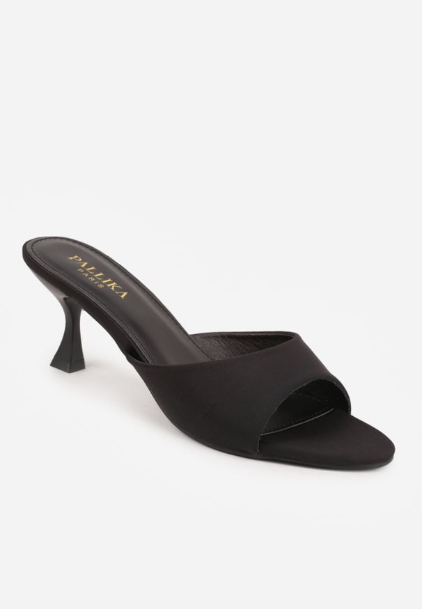 Renee - Czarne Eleganckie Klapki Peep Toe na Klepsydrowym Obcasie Jilthine. Nosek buta: otwarty. Kolor: czarny. Materiał: satyna. Sezon: lato. Obcas: na obcasie. Styl: elegancki. Wysokość obcasa: średni
