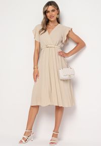 Born2be - Beżowa Plisowana Sukienka z Kopertowym Dekoltem i Gumką w Talii Waretta. Typ kołnierza: dekolt kopertowy. Kolor: beżowy. Typ sukienki: kopertowe. Styl: elegancki #3