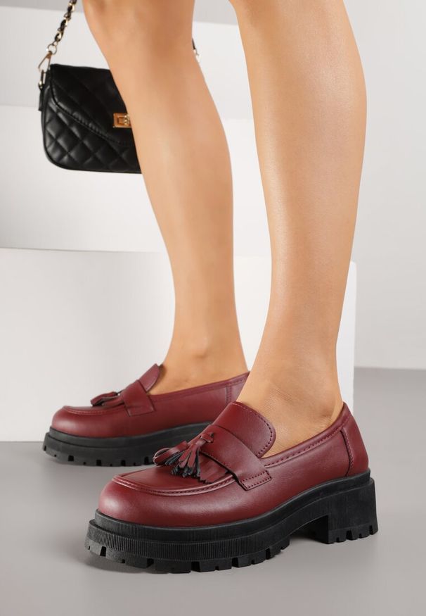 Renee - Bordowe Mokasyny na Platformie Ozdobione Frędzlami Sewrisa. Kolor: czerwony. Materiał: jeans. Wzór: aplikacja. Obcas: na platformie