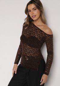 Born2be - Brązowa Koronkowa Bluzka z Długim Rękawem i Asymetrycznym Dekoltem Liwedara. Okazja: na co dzień. Kolor: brązowy. Materiał: koronka. Długość rękawa: długi rękaw. Długość: długie. Styl: casual, elegancki, klasyczny #2