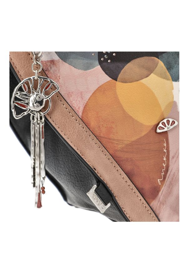 Pomarańczowa Elegancka Damska Torebka Anekke Z Laleczką. Kolor: pomarańczowy. Wzór: napisy, geometria. Dodatki: z breloczkiem. Styl: elegancki. Rodzaj torebki: na ramię