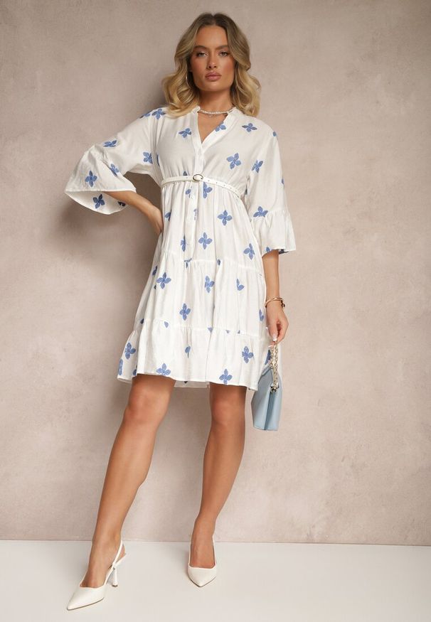 Renee - Biała Rozkloszowana Sukienka z Wiskozą Zdobiona Haftem Aravella. Okazja: na spacer, na co dzień, na imprezę. Typ kołnierza: dekolt w kształcie V. Kolor: biały. Materiał: wiskoza. Wzór: aplikacja, haft. Sezon: wiosna, lato. Styl: casual, klasyczny