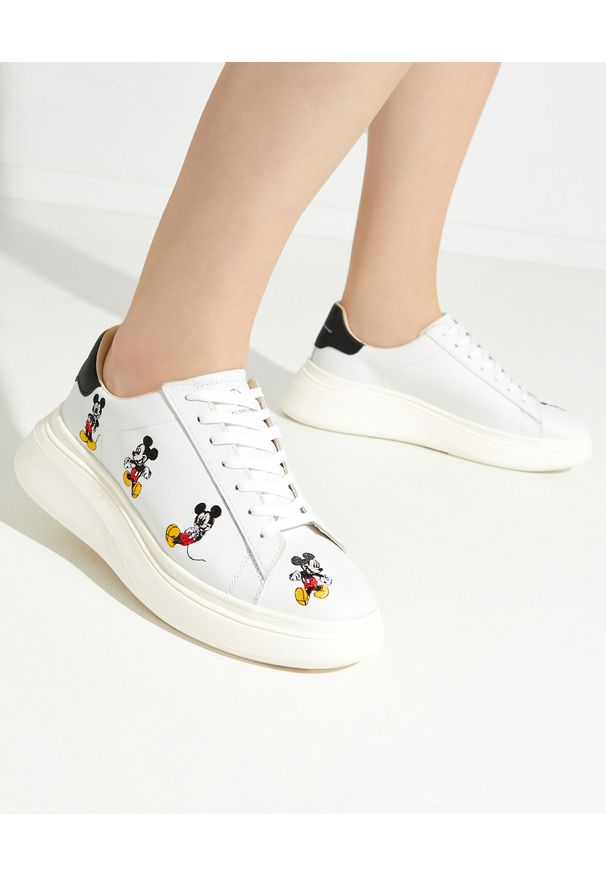 MOA Concept - MOA CONCEPT - Ultralekkie sneakersy z Myszką Miki. Nosek buta: okrągły. Kolor: biały. Materiał: guma. Wzór: napisy, nadruk