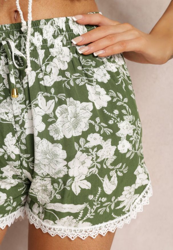 Renee - Zielone Wiskozowe Szorty w Kwiaty z Koronkową Lamówką i Gumką w Talii Nijah. Kolor: zielony. Materiał: koronka, wiskoza. Wzór: kwiaty. Sezon: lato, wiosna