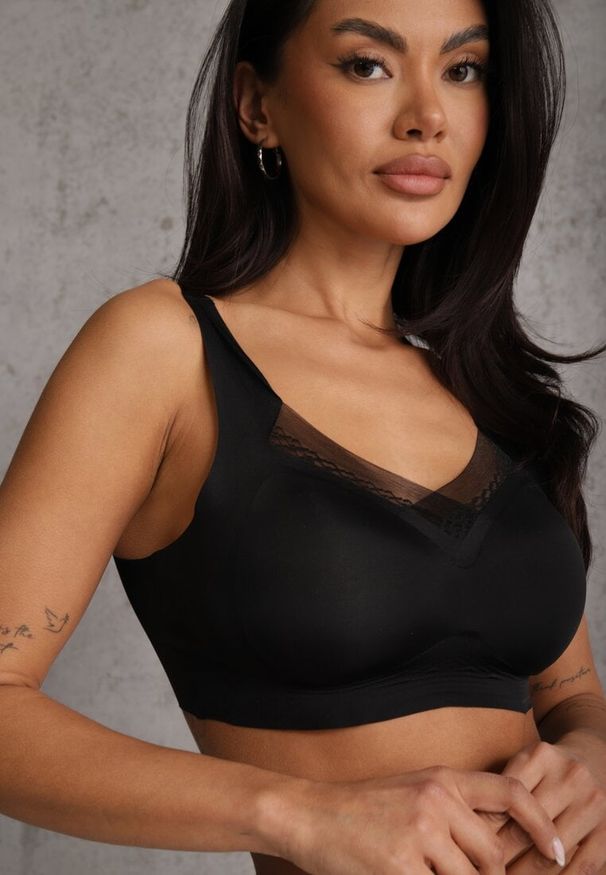 Renee - Czarny Sportowy Biustonosz z Usztywnieniem Ozdobiony Siateczkową Wstawką Edalissa. Kolor: czarny. Rodzaj stanika: wyciągane miseczki. Wzór: aplikacja