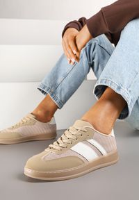 Renee - Ciemnobeżowe Sneakersy w Stylu Tenisówek z Paskami Eleaniria. Okazja: na co dzień. Zapięcie: pasek. Kolor: beżowy. Materiał: jeans. Wzór: paski. Obcas: na płaskiej podeszwie #1