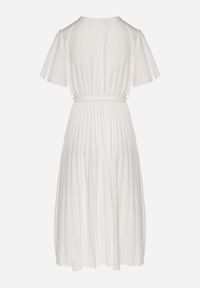 Born2be - Biała Sukienka Plisowana z Dekoltem w V z Paskiem w Talii Zolseki. Okazja: na co dzień. Kolor: biały. Styl: casual, klasyczny #6