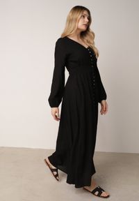 Born2be - Czarna Rozkloszowana Sukienka z Lnem i Wiskozą Zdobiona Guzikami Maitiella. Okazja: na co dzień. Typ kołnierza: dekolt w kształcie V. Kolor: czarny. Materiał: wiskoza, len. Długość rękawa: długi rękaw. Wzór: aplikacja. Sezon: wiosna, lato. Styl: casual, elegancki #1