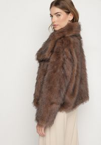 Born2be - Brązowa Jednorzędowa Kurtka Futerko z Szerokim Kołnierzem Conellia. Okazja: na co dzień. Kolor: brązowy. Materiał: futro. Styl: casual, elegancki #3