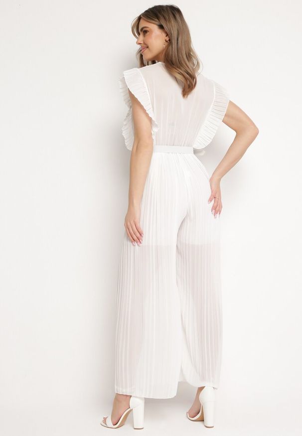 Born2be - Biały Plisowany Kombinezon z Szerokimi Nogawkami i Wiązanym Paskiem Audra. Okazja: na co dzień. Typ kołnierza: dekolt kopertowy, kołnierz z falbankami. Kolor: biały. Sezon: wiosna, lato. Typ sukienki: plisowane. Styl: casual, elegancki