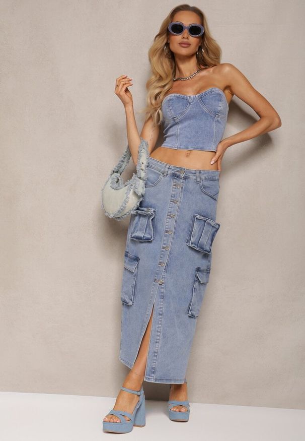 Renee - Niebieska Casualowa Jeansowa Spódnica High Waist Ozdobiona z Przodu Guzikami i Kieszeniami z Klapami Teriara. Okazja: na co dzień. Stan: podwyższony. Kolor: niebieski. Materiał: jeans. Wzór: aplikacja. Styl: casual
