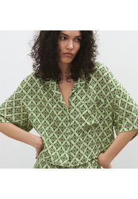 Reserved - Koszula ze strukturalnej tkaniny - Zielony. Kolor: zielony. Materiał: tkanina #1