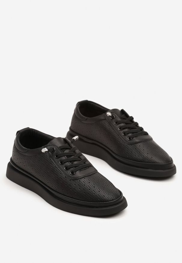Born2be - Czarne Skórzane Sneakersy Ozdobione Aplikacją i Perforacją Taneorisa. Okazja: na co dzień. Kolor: czarny. Materiał: skóra. Wzór: aplikacja