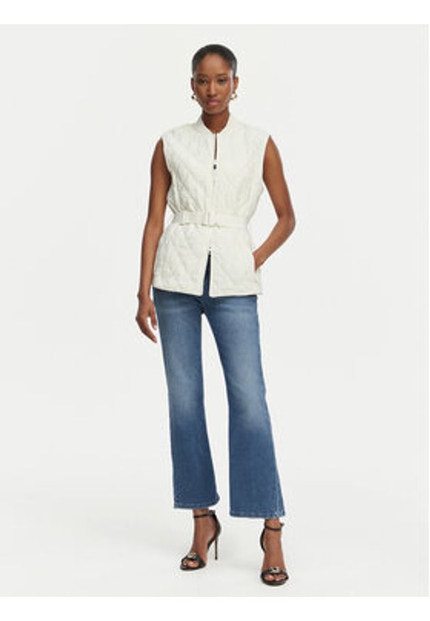 Guess Bezrękawnik W6GL01 W1400 Biały Regular Fit. Kolor: biały. Materiał: syntetyk. Długość rękawa: bez rękawów
