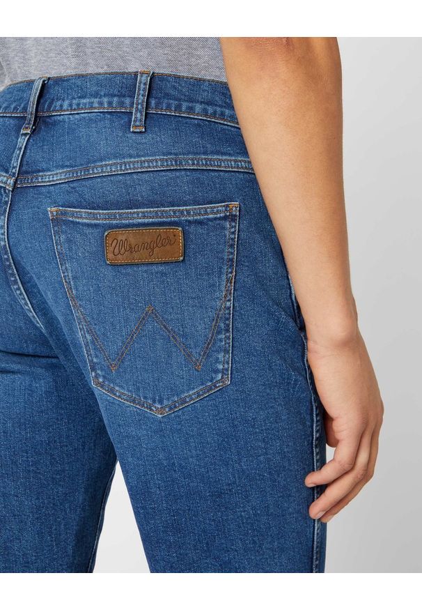 Wrangler - WRANGLER 5 POCKET SHORT MĘSKIE SZORTY SPODENKI GAME ON W14CT112E 112126628. Materiał: jeans