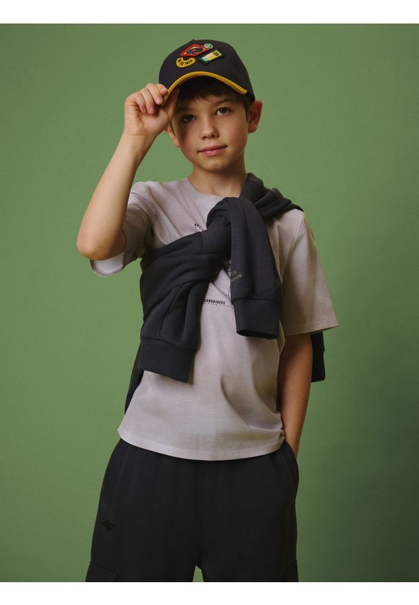 4f - 4F T-shirt regular z nadrukiem chłopięcy - beżowy 140 (9-10 lat). Okazja: na co dzień. Kolor: beżowy. Materiał: dzianina, bawełna. Wzór: nadruk. Sezon: lato. Styl: casual