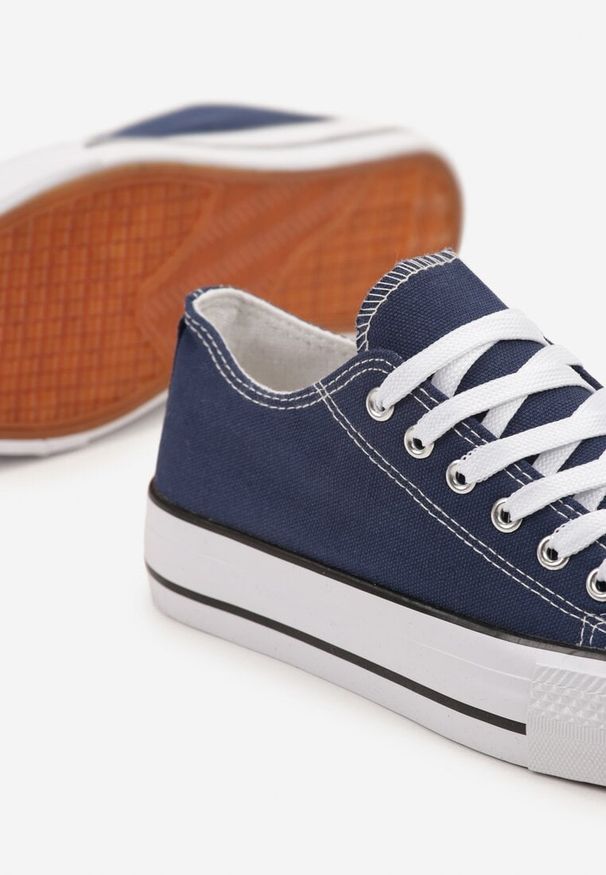 Renee - Granatowe Klasyczne Trampki Przed Kostkę Xarosa. Okazja: na spacer. Wysokość cholewki: przed kostkę. Nosek buta: okrągły. Kolor: niebieski. Materiał: jeans. Obcas: na obcasie. Styl: klasyczny. Wysokość obcasa: niski