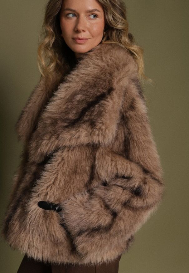 Born2be - Jasnobrązowa Oversizowa Kurtka Futerko z Szerokim Kołnierzem Lenelle. Okazja: na imprezę, na co dzień. Typ kołnierza: golf. Kolor: brązowy. Materiał: futro. Styl: casual, elegancki